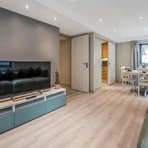 Heart Of Edinburgh's Old Town - Modern 2 Bedroom & Lift - Old Fishmarket Close. Apartment